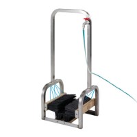 Stalak sa četkama za čišćenje tenisica i kopački