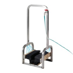 Stalak sa četkama za čišćenje tenisica i kopački